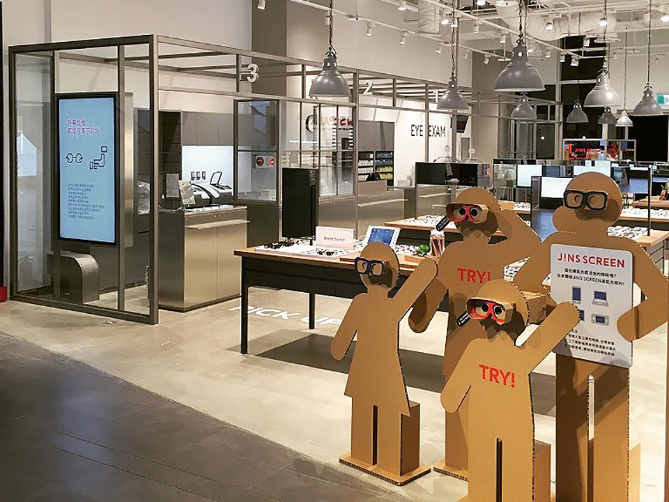 JINS SCREEN Cardboard Display